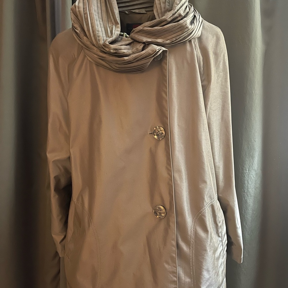 Unique raincoat with accordion hood